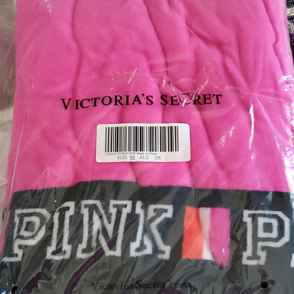 VS PINK fleece blanket - Picture 2 of 4